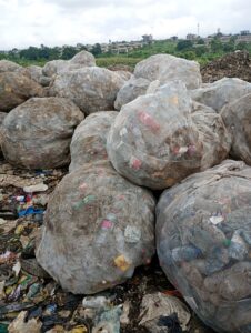 Ballots de bouteilles plastiques récupérées à la décharge d’Hysacam à Douala